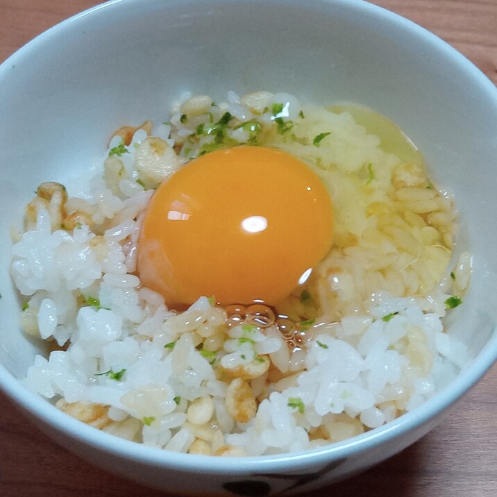 青海苔と天かすの卵かけごはん